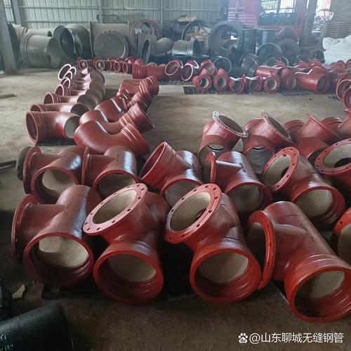 绿色塑料绳的点缀,又增添了几分随性与不羁