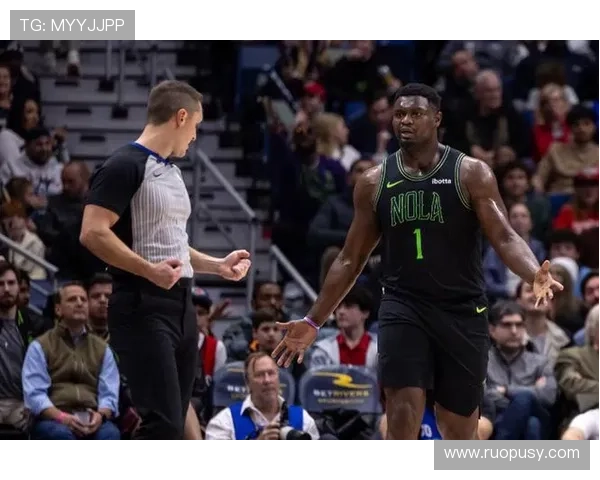 鹈鹕教练席惊现旧将引发热议球迷纷纷猜测背后故事 鹈鹕教练席惊现旧将引发热议球迷纷纷猜测背后故事